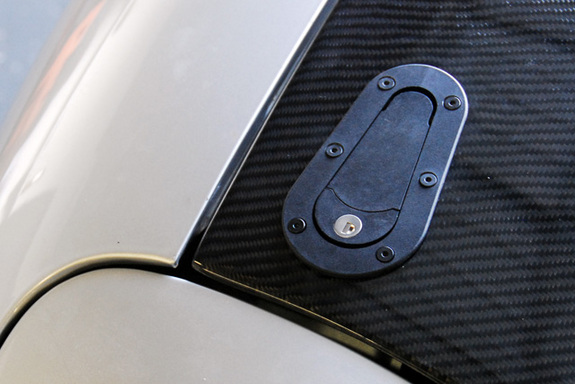 Zámky / držáky kapoty D1 Spec - černé uzamykatelné