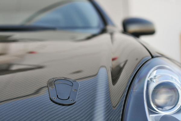 Zámky / držáky kapoty D1 Spec - černý karbon look uzamykatelné