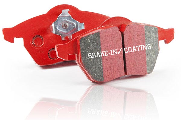 Přední brzdové destičky EBC Redstuff na Ford Mustang 6G 3.7 300PS (15-)