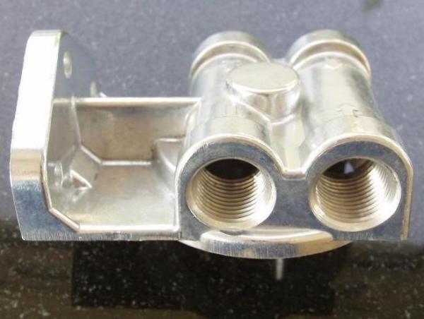 Externí relokační držák olejového filtru Mocal - 2x vývody 1/2"-NPT na každé straně