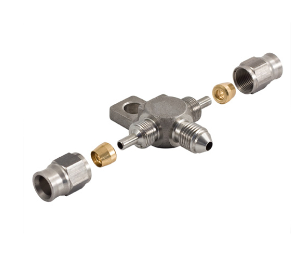 Téčko s výstupy 2x PTFE hadice D-03 (AN3) + 1x samec 1/8"-BSP - nerezové (s držákem)
