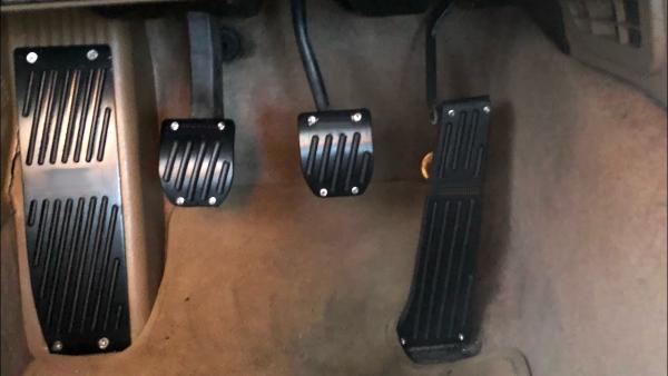 Pedály ProRacing pro BMW 1-Series E81 / E82 / E87 / E88 bez loga - manuální převodovka - černé