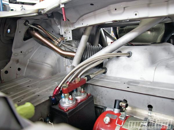 Vyrovnávací palivová nádrž / fuel surge tank - objem 2l se dvěma otvory pro pumpy 044