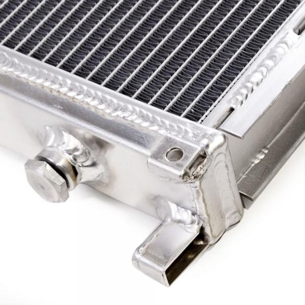 Hlinikový závodní chladič Jap Parts BMW E36 320i/323i/325i/328i včetně M3 (92-00)