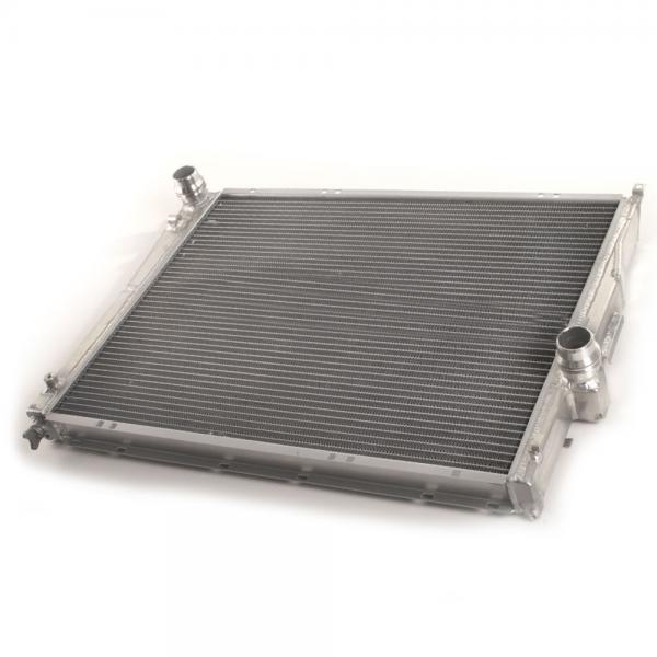 Hlinikový závodní chladič Jap Parts BMW Z4 E85 / E86 2.0/2.2/2.3/2.5/2.5 SI/3.0/3.2/3.5 (02-09)