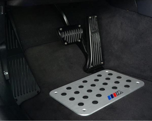 Pedály ProRacing pro BMW 5-Series E60 / E61 / F10 / F11 / GT F07 (14-) bez loga - automatická převodovka - černé