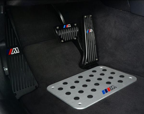 Pedály ProRacing pro BMW 5-Series E60 / E61 / F10 / F11 / GT F07 (14-) s logem M technik - automatická převodovka - černé