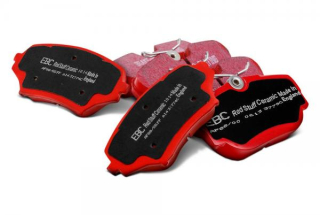 Přední brzdové destičky EBC Redstuff na Ford Mustang 6G 3.7 300PS (15-)