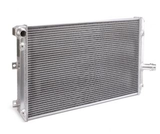 Hlinikový závodní chladič Jap Parts VW Golf 5 1K/5M 1.6/2.0 TDI / 2.0 TFSi (06-09)