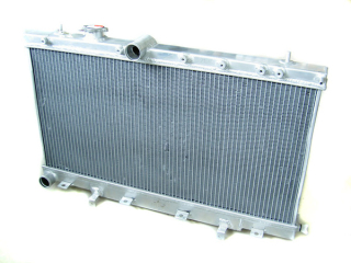 Hlinikový závodní chladič Japspeed Subaru Impreza WRX/STI (01-07)